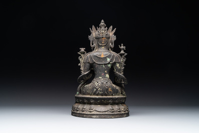 Een groot Chinees bronzen beeld van Bodhisattva op een lotustroon, Ming