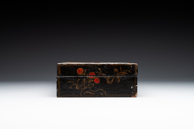 Belle bo&icirc;te de forme rectangulaire en bois laqu&eacute; et peint, sign&eacute;e Fen Yang Fu 汾陽府, dat&eacute;e 1669