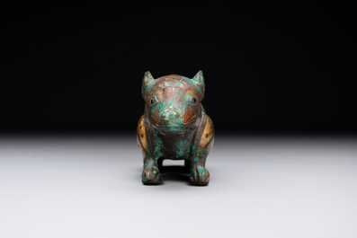 A rare Chinese gold and silver-inlaid bronze paperweight in the shape of a tapir '貘', Warring States period