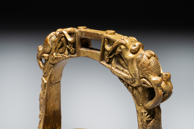 Een paar Chinese keizerlijke vergulde bronzen stijgbeugels met draken, De 德 merk, 18e eeuw