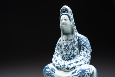 Exceptionnelle figure de Guanyin en porcelaine de Chine en bleu et blanc, Wanli