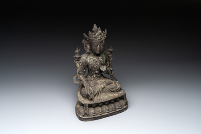 Een groot Chinees bronzen beeld van Bodhisattva op een lotustroon, Ming