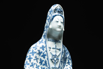 Een uitzonderlijke Chinese blauw-witte porseleinen figuur van Guanyin, Wanli