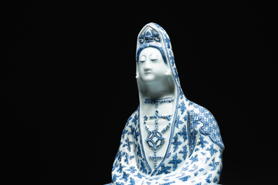 Exceptionnelle figure de Guanyin en porcelaine de Chine en bleu et blanc, Wanli