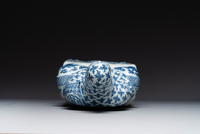 Exceptionnelle figure de Guanyin en porcelaine de Chine en bleu et blanc, Wanli