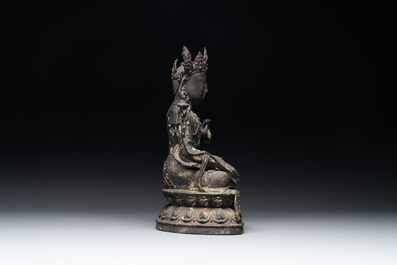 Bodhisattva sur un tr&ocirc;ne en forme de lotus en bronze, Chine, Ming