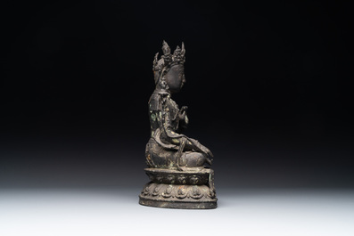 Een groot Chinees bronzen beeld van Bodhisattva op een lotustroon, Ming