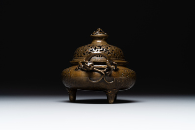 Een Chinees keizerlijk archa&iuml;stisch bronzen wierookvat en deksel met goudspatten, chilong en 'shou' decor, Xuande merk, 17e eeuw