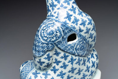 Een uitzonderlijke Chinese blauw-witte porseleinen figuur van Guanyin, Wanli