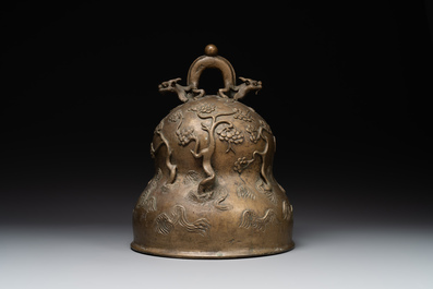 A Chinese bronze 'dragon' bell, 19th C.