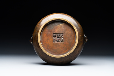 A Chinese bronze censer with lion handles, Xuande mark, 17/18th C.