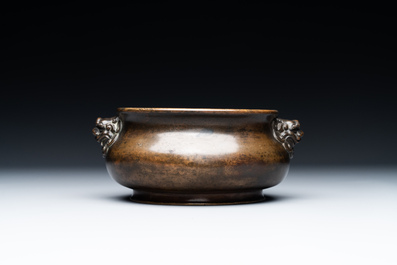 A Chinese bronze censer with lion handles, Xuande mark, 17/18th C.