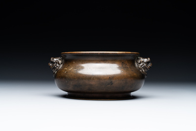 A Chinese bronze censer with lion handles, Xuande mark, 17/18th C.