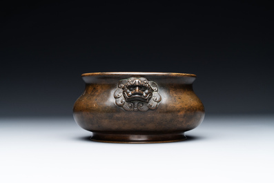 A Chinese bronze censer with lion handles, Xuande mark, 17/18th C.