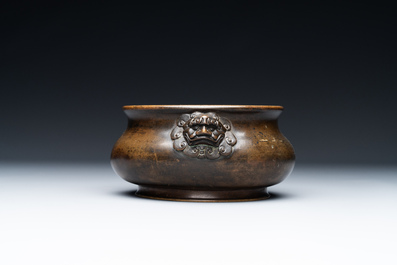 A Chinese bronze censer with lion handles, Xuande mark, 17/18th C.