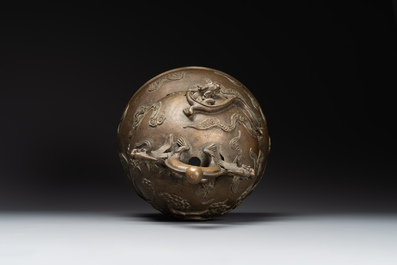 A Chinese bronze 'dragon' bell, 19th C.