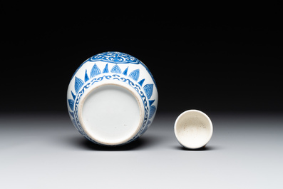 A Chinese blue and white covered jar with floral design, Kangxi
