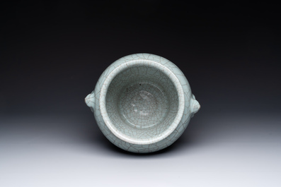 A Chinese ge-type vase with lion handles 18th C.