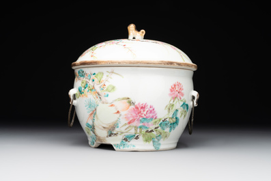 A varied collection of seven Chinese famille rose, verte and monochrome wares, 19th C.