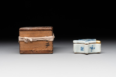 Three Chinese blue and white incense boxes and covers for the Japanese market, late Ming, 17th C.