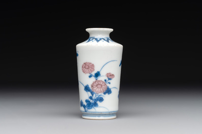 A Chinese blue, white and copper-red snuff bottle, Qing Feng 清風 mark, 18th C.