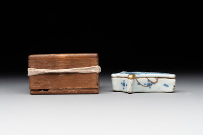 Three Chinese blue and white incense boxes and covers for the Japanese market, late Ming, 17th C.