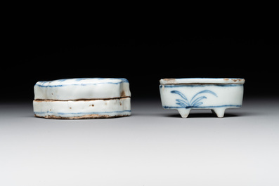 Three Chinese blue and white incense boxes and covers for the Japanese market, late Ming, 17th C.