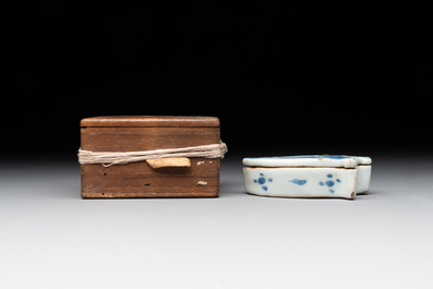 Three Chinese blue and white incense boxes and covers for the Japanese market, late Ming, 17th C.