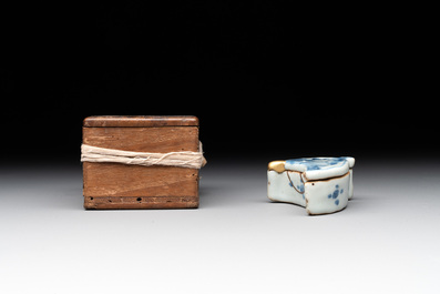 Three Chinese blue and white incense boxes and covers for the Japanese market, late Ming, 17th C.