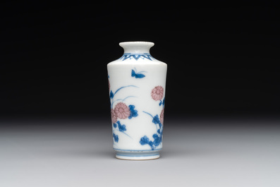 A Chinese blue, white and copper-red snuff bottle, Qing Feng 清風 mark, 18th C.