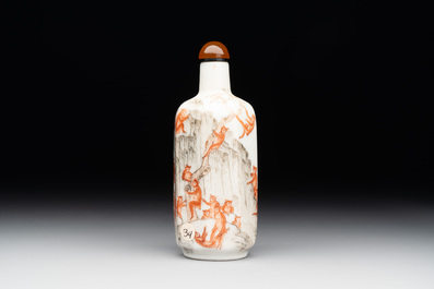 A Chinese iron-red and grisaille snuff bottle with monkeys at the Shuilian cave, 19th C.