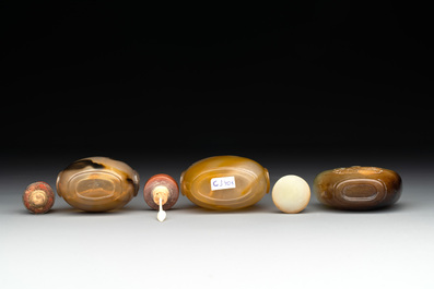 Six Chinese agate, jade and glass snuff bottles, 19/20th C.