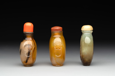 Six Chinese agate, jade and glass snuff bottles, 19/20th C.
