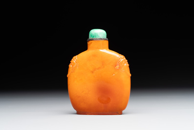 A rare Chinese amber snuff bottle with lion handles, 19th C.