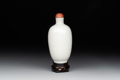 A fine Chinese iron-red and grisaille 'horse and man' snuff bottle, 19th C.