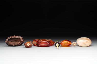 Six Chinese agate, jade and glass snuff bottles, 19/20th C.