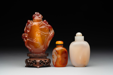 Six Chinese agate, jade and glass snuff bottles, 19/20th C.