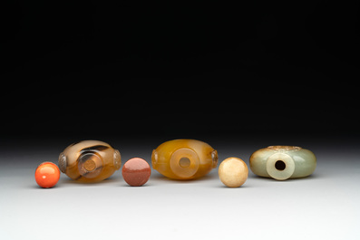 Six Chinese agate, jade and glass snuff bottles, 19/20th C.