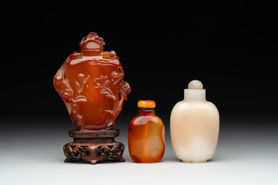 Six Chinese agate, jade and glass snuff bottles, 19/20th C.