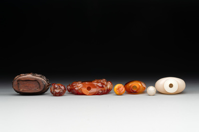 Six Chinese agate, jade and glass snuff bottles, 19/20th C.