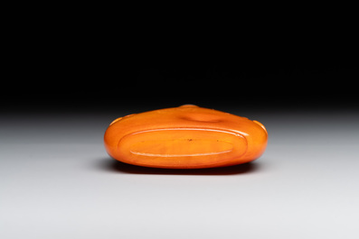 A rare Chinese amber snuff bottle with lion handles, 19th C.