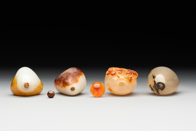 Nine Chinese jade and agate snuff bottles, 19/20th C.