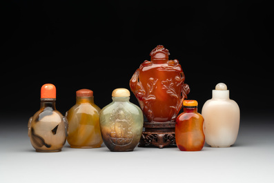 Six Chinese agate, jade and glass snuff bottles, 19/20th C.