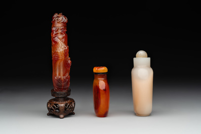 Six Chinese agate, jade and glass snuff bottles, 19/20th C.