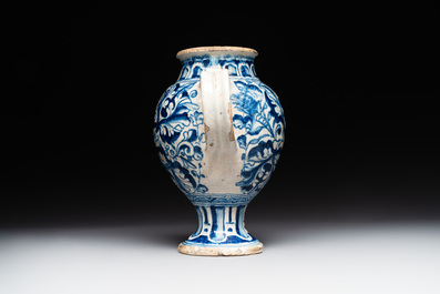 A blue and white Antwerp maiolica 'a foglie' wet drug jar, 2nd half 16th C.