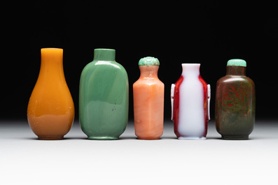 Nine monochrome Chinese porcelain and glass snuff bottles, 19/20th C.