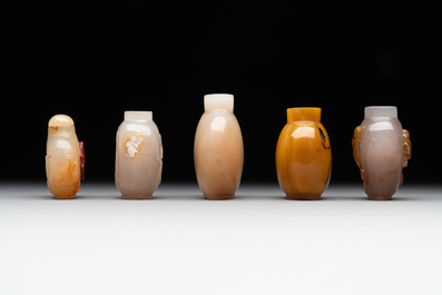 Five Chinese agate snuff bottles, 19/20th C.