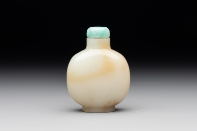 A Chinese white jade snuff bottle with jadeite stopper, 18/19th C.