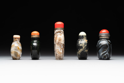 Five Chinese hardstone and glass snuff bottles, 19/20th C.
