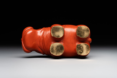 An 18kt gold mounted red jasper hippopotamus with sapphire inset eyes in Faberg&eacute;-style, early 20th C.